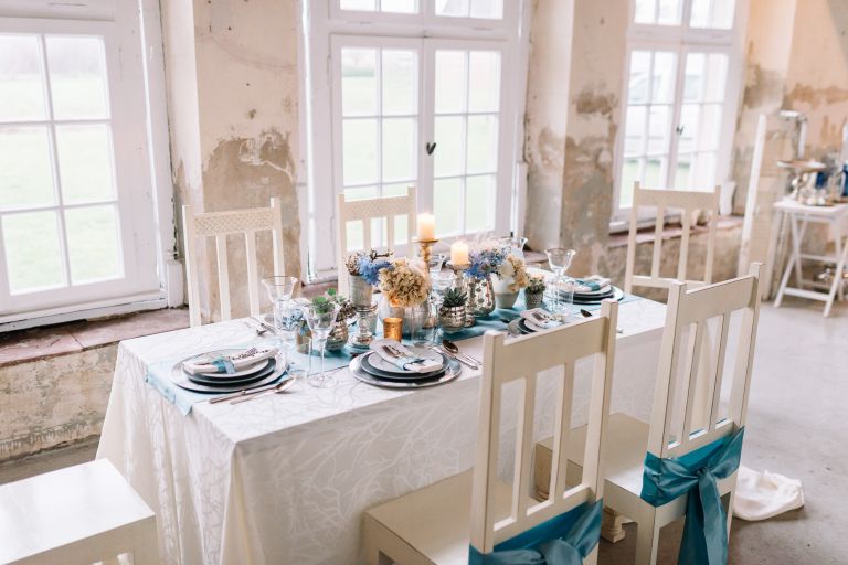 Schloss Diersford Vintage Raum. Hochzeitsinspiration in Blau und Weiß