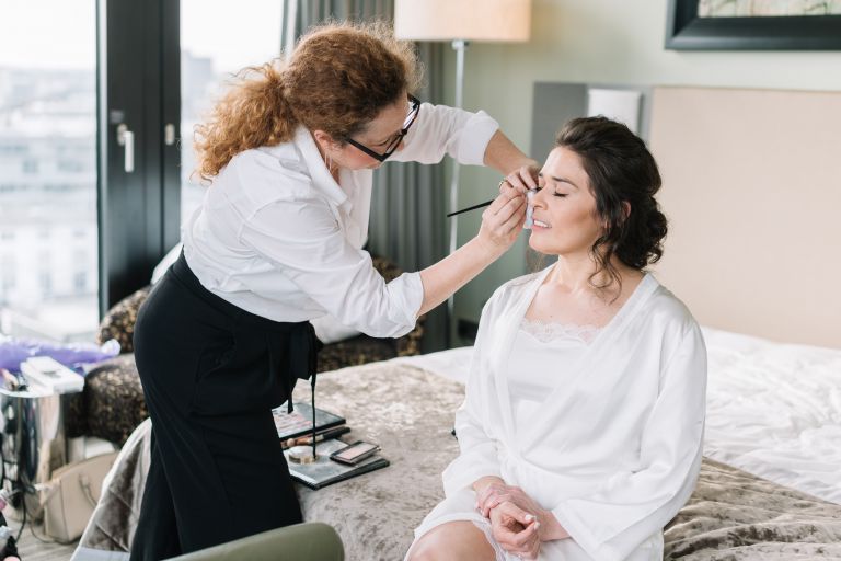 Hyatt Hotel Düsseldorf. Braut Getting Ready. Brautkleid und Braut bekommt Make-Up
