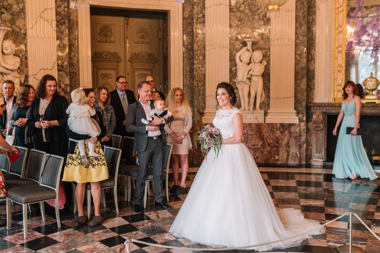 Trauung im Schloss Benrath Düsseldorf. Braut und Bräutigam.