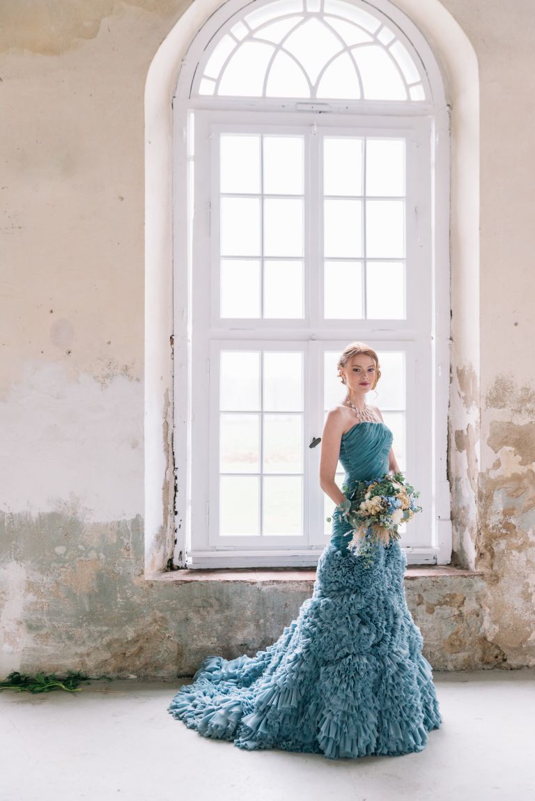 Location Schloss Diersford. Brautkleid von Zauberkleid. Hochzeitsinspiration in Blau und Weiß. Braut mit Brautstrauß. Viele Blumen.