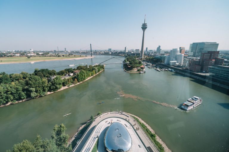 Hyatt Düsseldorf Rhein Fernsehturm. Aussicht aus der Suite.