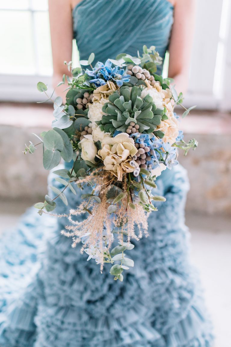 Location Schloss Diersford. Brautkleid von Zauberkleid. Hochzeitsinspiration in Blau und Weiß. Braut mit Brautstrauß. Viele Blumen.