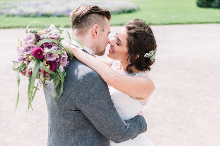 Trauung im Schloss Benrath Düsseldorf. Braut und Bräutigam.
Park Anlage und Garten