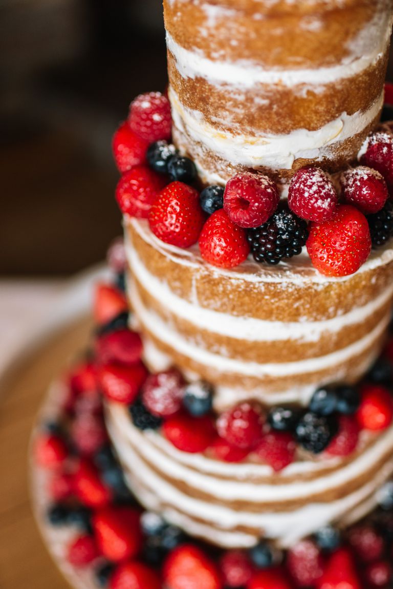 Land Gut Höhne Hochzeit Location. Hochzeitsfeier im Garten. Sommer und Sonne. Kuchen und Torte