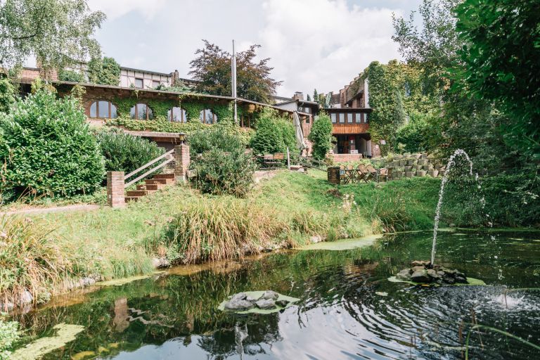 Land Gut Höhne Hochzeit Location. Hochzeitsfeier im Garten. Sommer und Sonne.