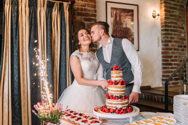 Land Gut Höhne Hochzeit Location. Hochzeitsfeier im Garten. Sommer und Sonne. Kuchen und Torte