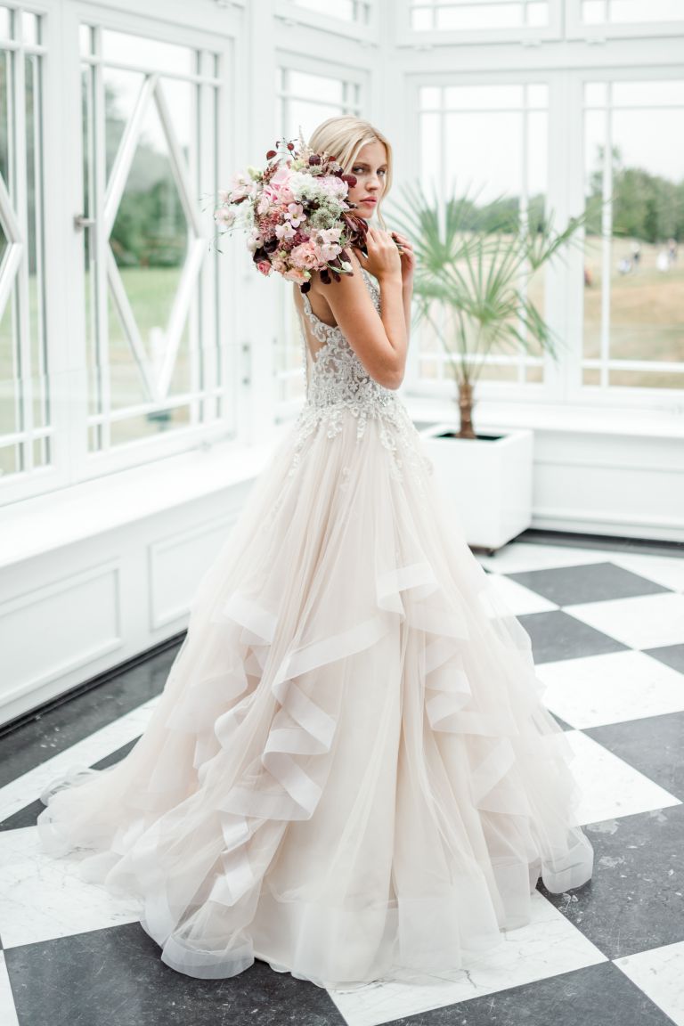 Brautkleid von I am Yours
Braut mit Brautstrauß Rosa Blumen. Helles Kleid.