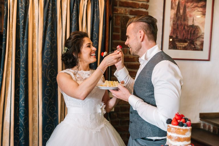 Land Gut Höhne Hochzeit Location. Hochzeitsfeier im Garten. Sommer und Sonne. Kuchen und Torte