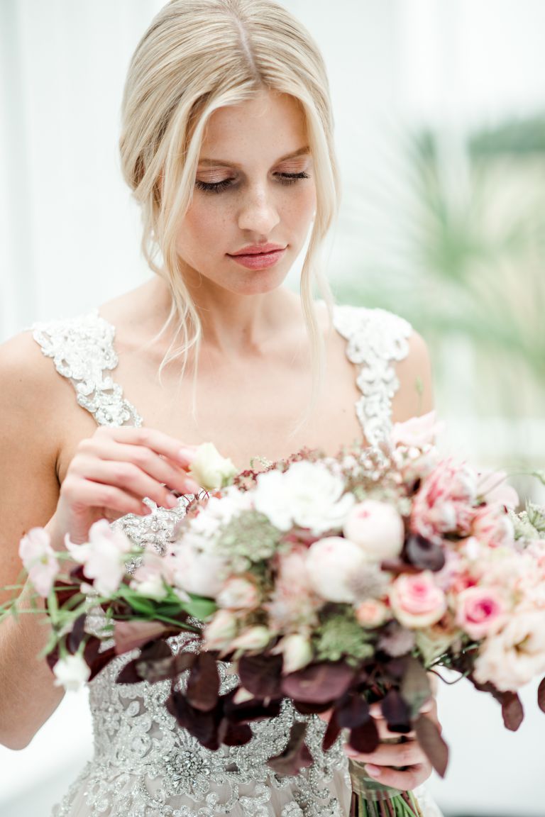 Brautkleid von I am Yours
Braut mit Brautstrauß Rosa Blumen. Helles Kleid.