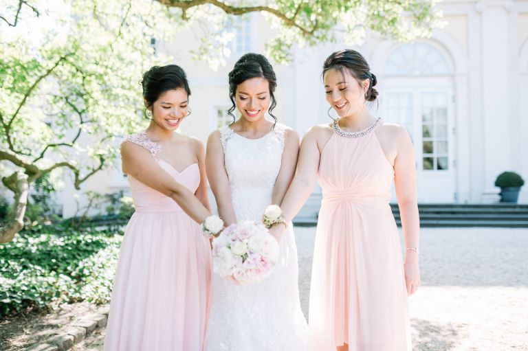 Redoute Bonn Hochzeit Brautjungfern mit Blumen