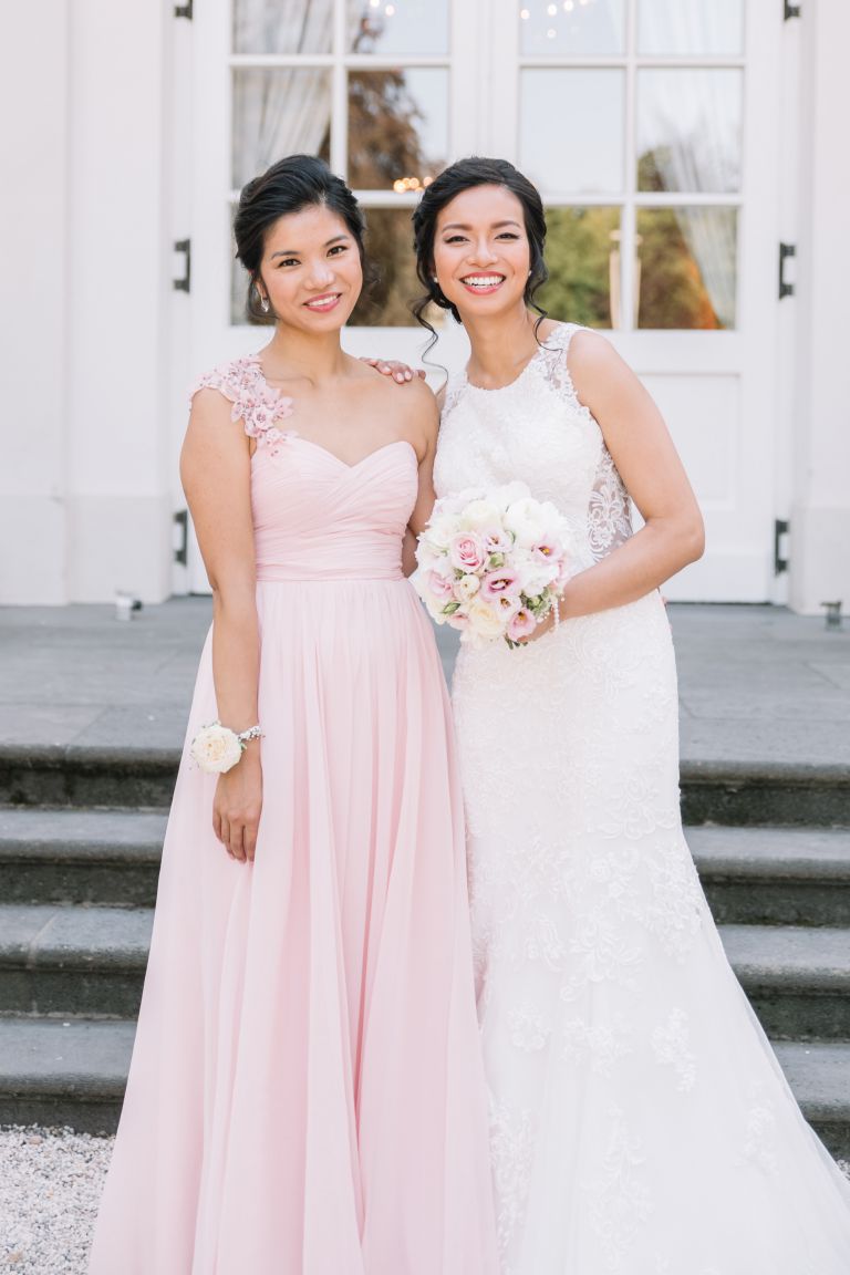 Redoute Bonn Hochzeit Brautjungfern mit Blumen