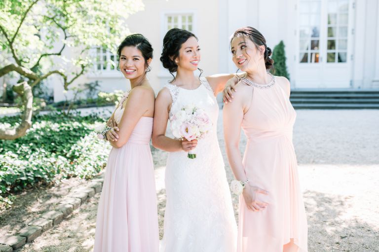 Redoute Bonn Hochzeit Brautjungfern mit Blumen