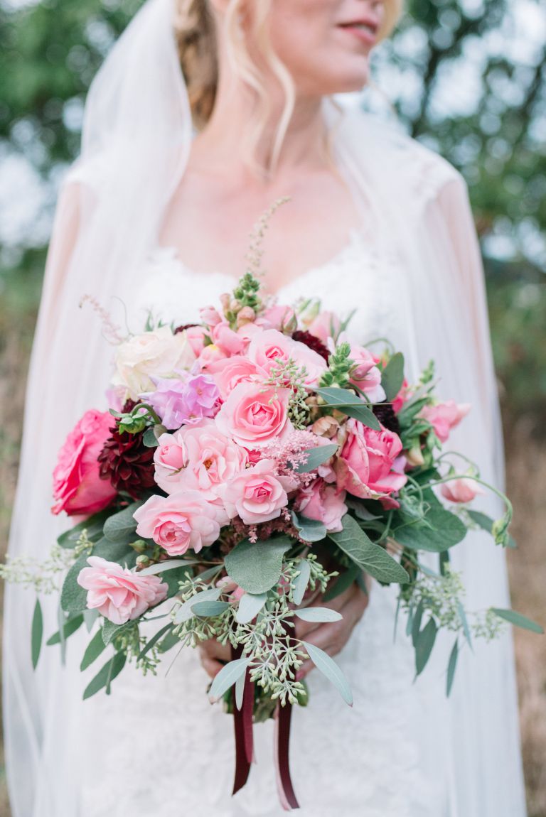 Schloss Eicherhof Paarshooting Hochzeit mit Brautstrauß