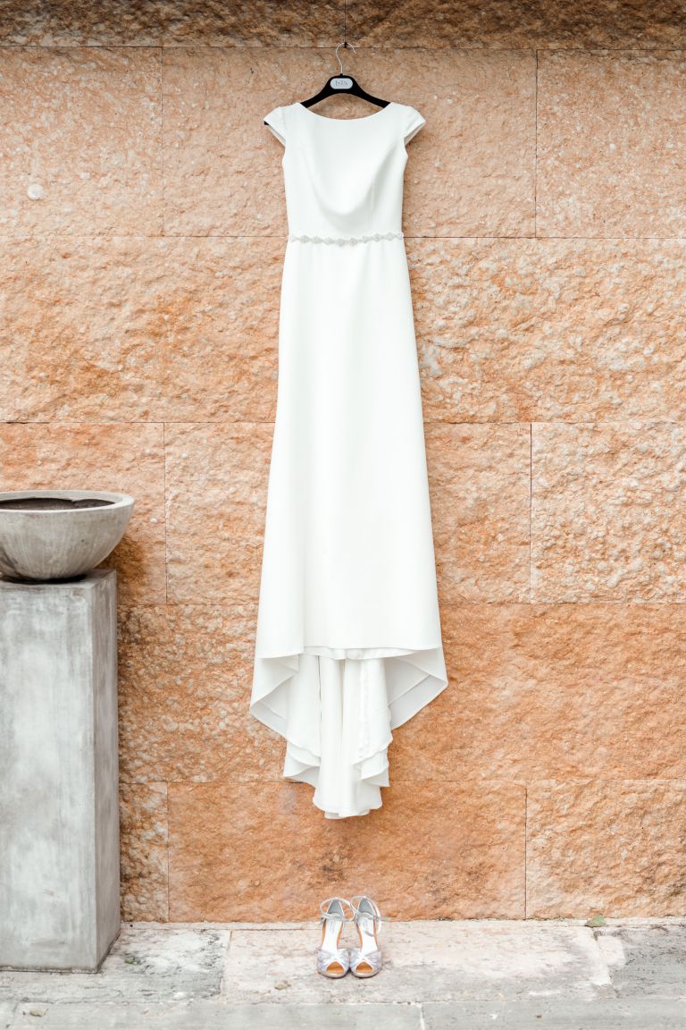 Gebrüder Meurer Location Hochzeit. Kleid auf einem Bügel