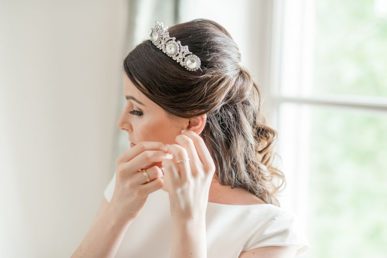 Gebrüder Meurer Location Hochzeit. Hochzeitskleid anziehen.