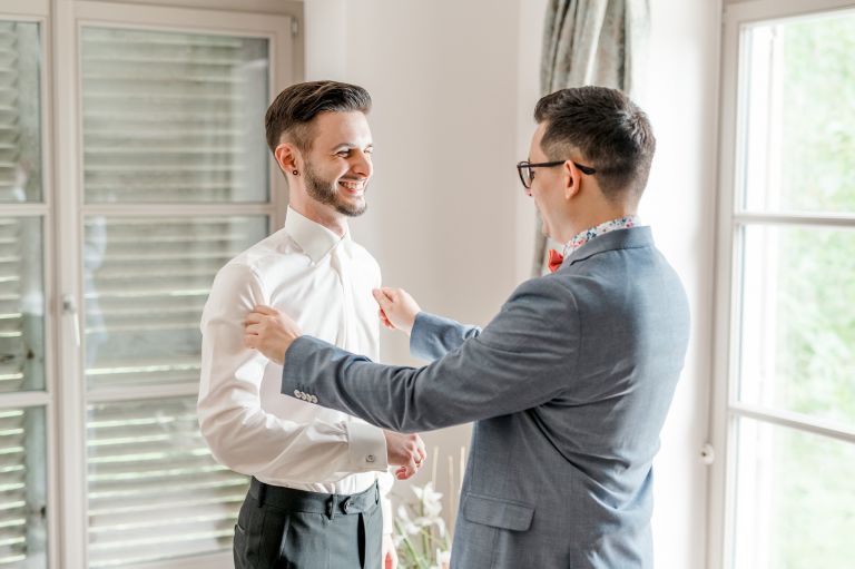 Gebrüder Meurer Location Hochzeit. Das Paar macht sich beim Getting Ready fertig.