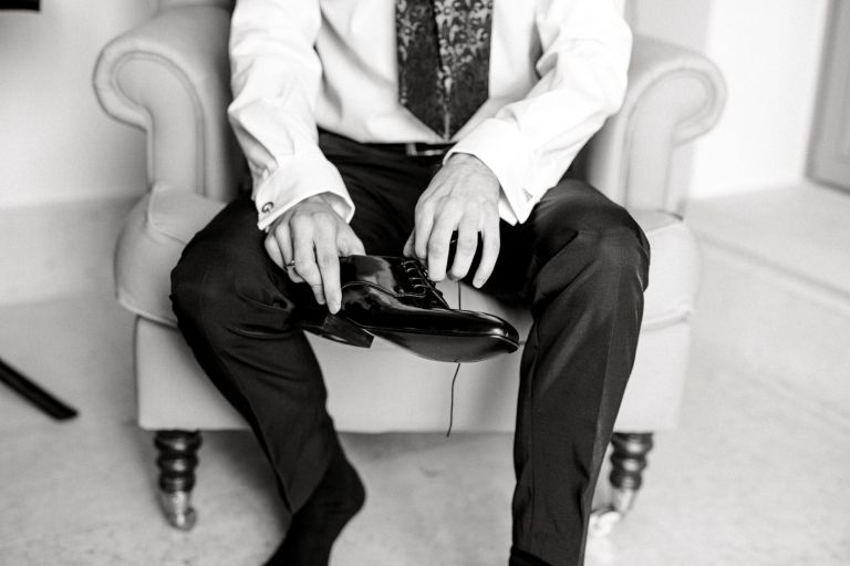 Gebrüder Meurer Location Hochzeit. Das Paar macht sich beim Getting Ready fertig.