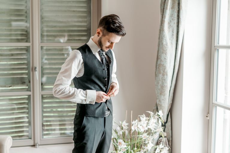 Gebrüder Meurer Location Hochzeit. Das Paar macht sich beim Getting Ready fertig.