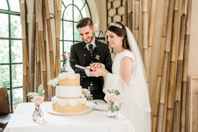 Gebrüder Meurer Location Hochzeit. Das Brautpaar schneidet den Kuchen an.