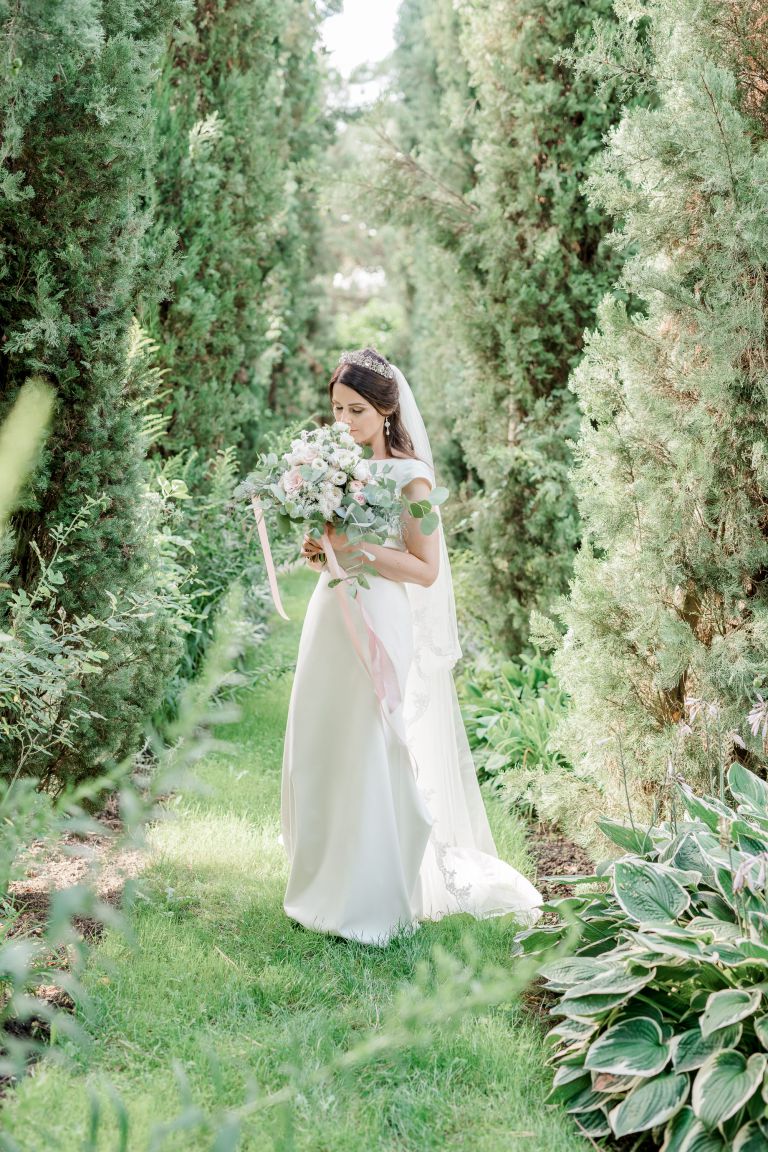 Gebrüder Meurer Location Hochzeit. Paarshooting. Brautkleid und Brautstrauß