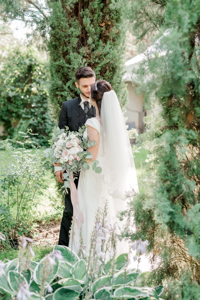 Gebrüder Meurer Location Hochzeit. Paarshooting. Brautkleid und Brautstrauß. 