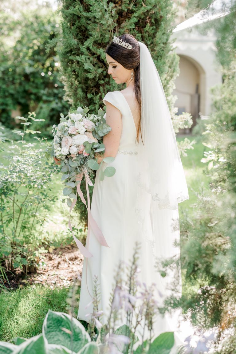 Gebrüder Meurer Location Hochzeit. Paarshooting. Brautkleid und Brautstrauß