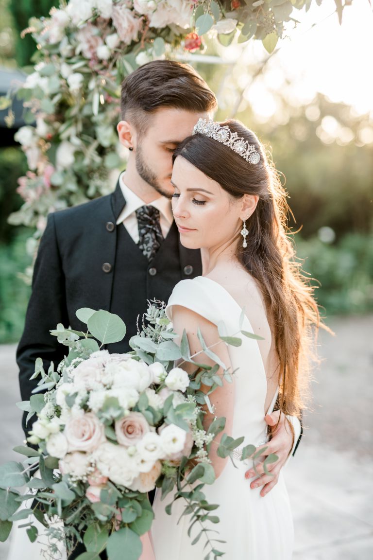 Gebrüder Meurer Location Hochzeit. Paarshooting. Brautkleid und Brautstrauß