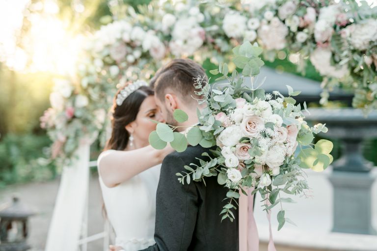 Gebrüder Meurer Location Hochzeit. Paarshooting. Brautkleid und Brautstrauß